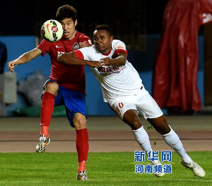 重慶力帆隊隊員科爾霍（右）在比賽中拼搶。