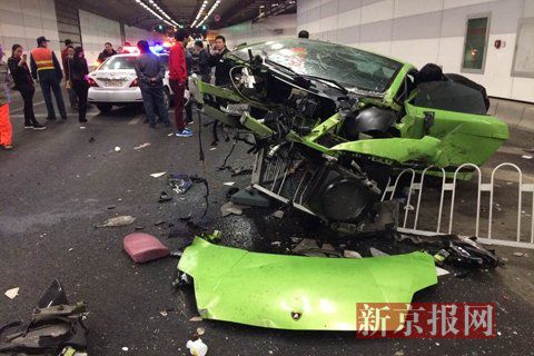 一輛蘭博基尼與一輛法拉利發(fā)生事故，現(xiàn)場狀況慘烈