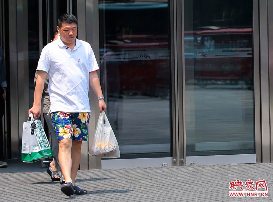 褲頭、T恤的裝束依然提前入夏