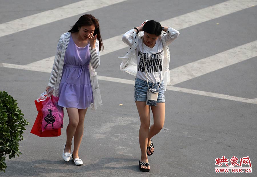 太熱了，還是把頭發(fā)扎起來