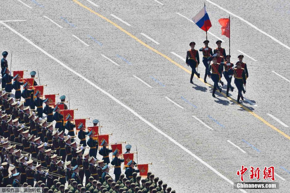 圖為俄羅斯國(guó)旗從受閱部隊(duì)前經(jīng)過。
