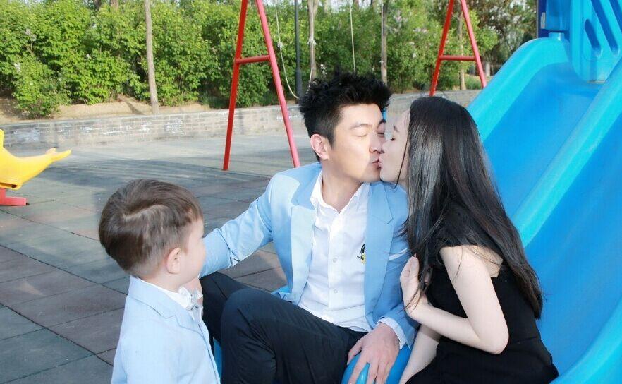 霍思燕與老公親吻,兒子看呆?；羲佳喔窖?“超級愛你們!520快樂!”