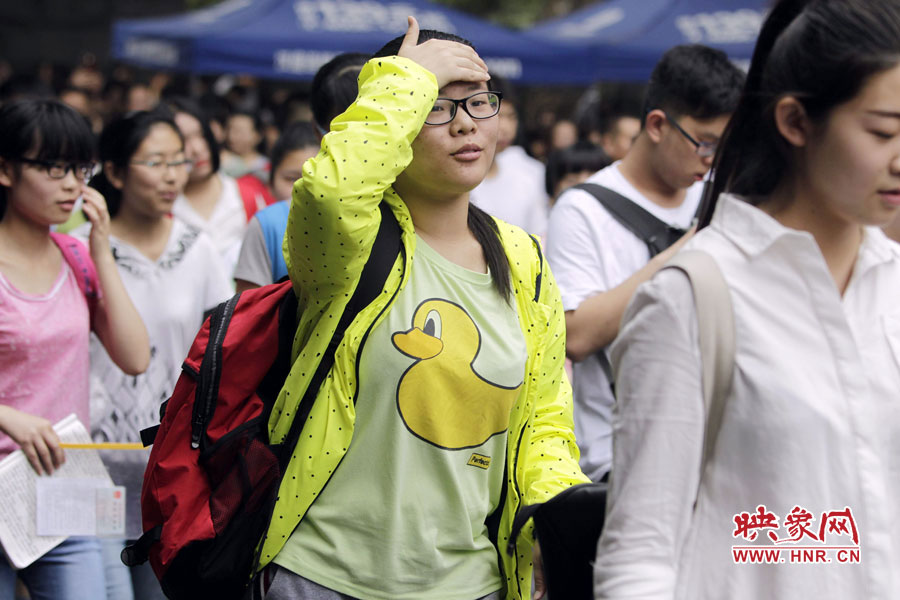 鄭州回中考點(diǎn)，考生輕松入場(chǎng)。