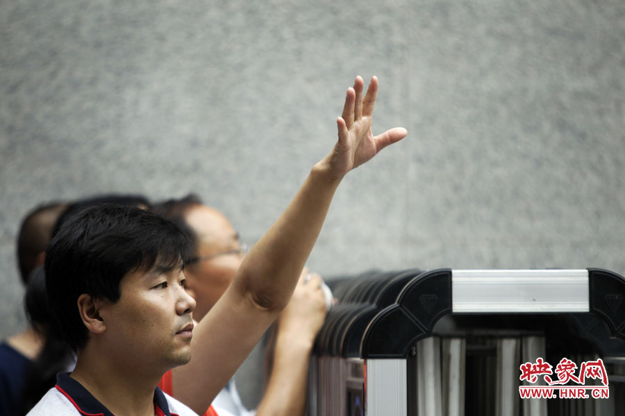 6月7日，鄭州回中考點(diǎn)?！昂伲以谶@兒！”一名家長(zhǎng)招呼自己的孩子