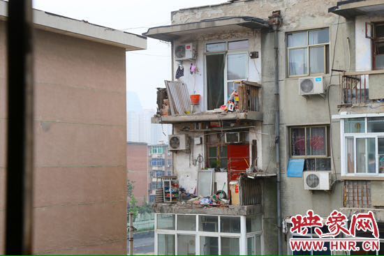 樓上多處陽臺出現(xiàn)裂縫，隨時有掉落危險