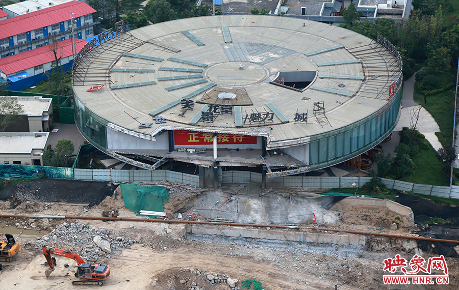 售樓部被拆掉一個角，仍在正常使用