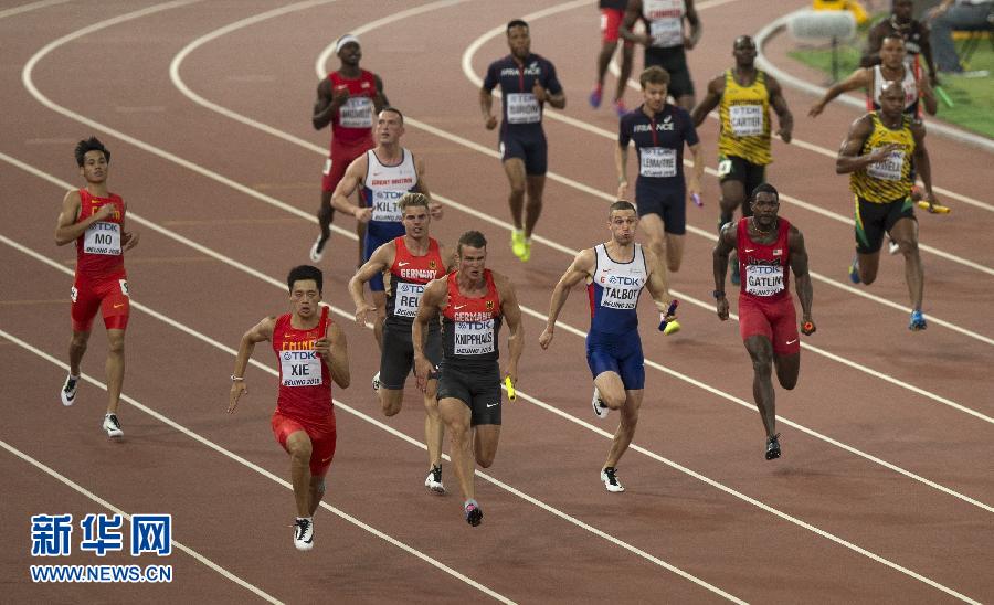 中國(guó)隊(duì)選手謝震業(yè)（左前）在比賽中。