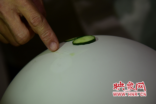 在面團氣球上切菜。