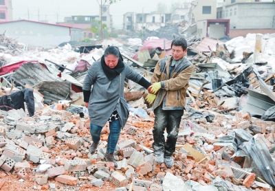 腳下是曾經(jīng)的公司，王琳夫婦內心十分悲痛