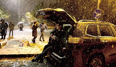 彈琴彈到手指都沒知覺了，還在一首又一首地唱。