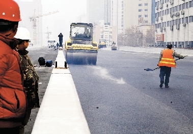 昨日農(nóng)業(yè)路高架第八標(biāo)段已經(jīng)開始鋪設(shè)瀝青。