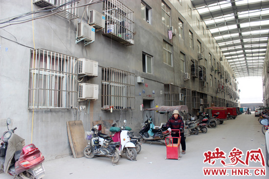 三棟居民樓沒有任何手續(xù)，沒有房產(chǎn)證，售價超級低。