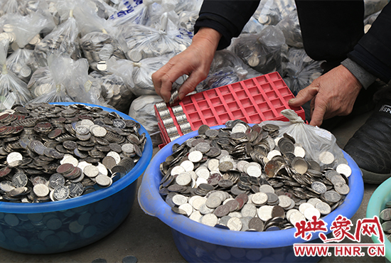 這筆“巨資”大部分已被員工清點(diǎn)好，都是1元硬幣，每500元用一小袋裝起來。