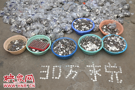 據(jù)負(fù)責(zé)清點(diǎn)“巨資”的張大爺介紹，這筆“巨資”積攢了兩個(gè)月左右，有30萬左右，重達(dá)3000多斤。