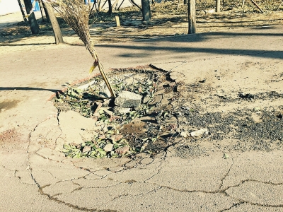 在路面正中間塌陷11平方米，最深處約半米深。