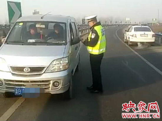 2月3日，一名男子因錯(cuò)過(guò)了路口不顧自身安全竟然在高速上逆行，被焦作高速交警逮個(gè)正著。