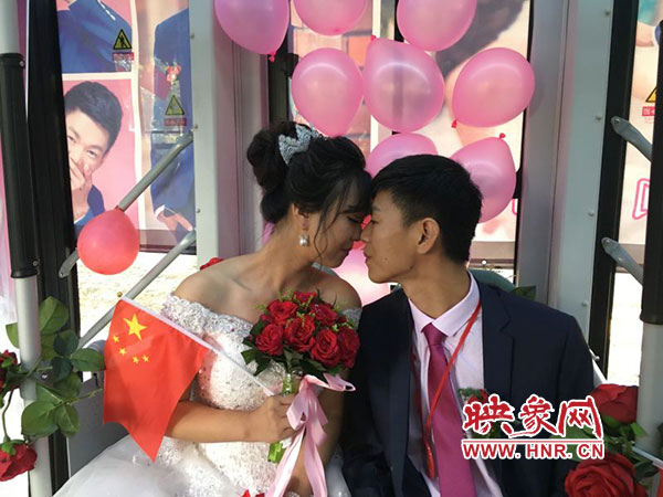 鄭州公交車(chē)長(zhǎng)駕駛公交車(chē)迎娶新娘