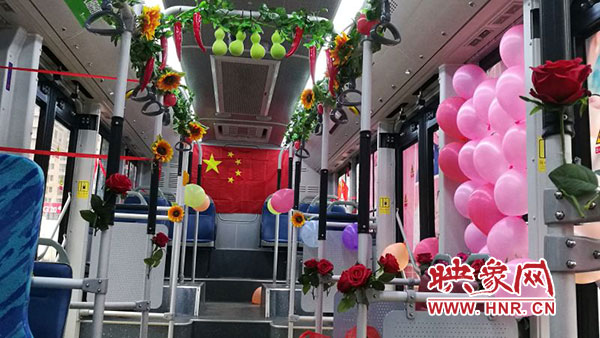 鄭州公交車(chē)長(zhǎng)駕駛公交車(chē)迎娶新娘