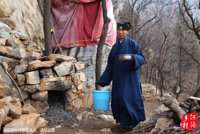 崔道長原籍東北，兩年前還只是一個普通的農(nóng)民工，領(lǐng)著交往了半年的女朋友，住進(jìn)了工棚。工棚里人員復(fù)雜，一次偶然的機會，他發(fā)現(xiàn)女朋友似乎和工頭有染，求證的過程中，挨了揍。