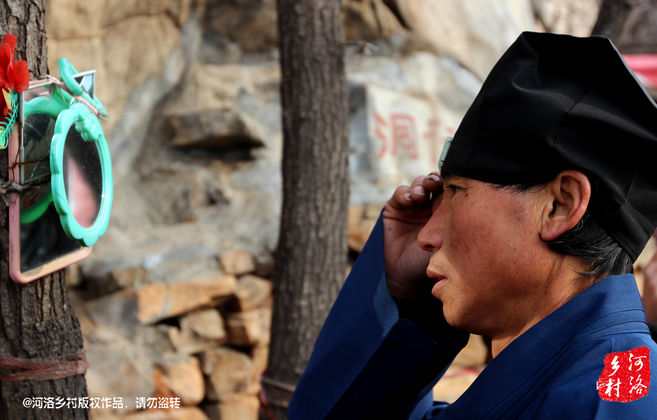 在一個下著雨的傍晚，他的行李被兩個五大三粗的壯漢，扔出了工棚。他于是一路南下，沿路打聽著少林寺，來到登封，打算學(xué)得一兩手功夫，回去報仇。在少林寺附近徘徊數(shù)日，因無人引薦，花光了身上所有的錢，也沒能進(jìn)入少林寺。