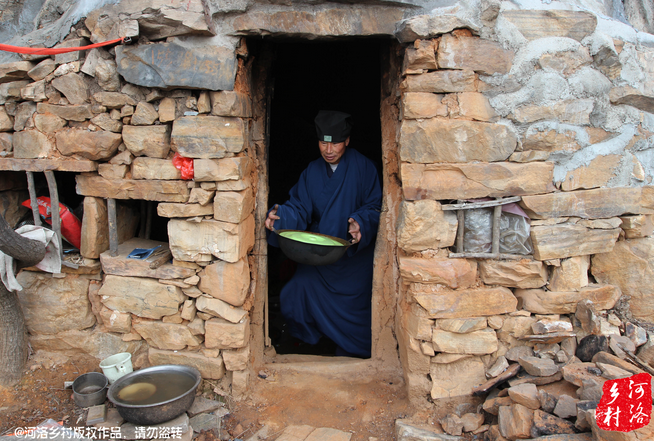 老崔走投無路中，跟著一個在嵩山后山修行的道士上了山，找了個半山腰前人堆砌出來的石屋安身。