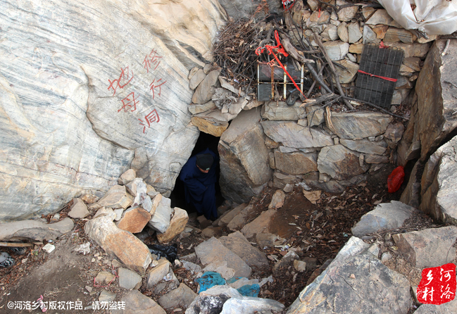 老崔說，以前就經(jīng)常半夜做夢，夢到女媧娘娘在召喚自己。上山以后，居住附近，竟然真的有一個地母洞，也不知是誰供奉了女媧娘娘的神像，后來這兒似乎成了老崔的獨家道場。