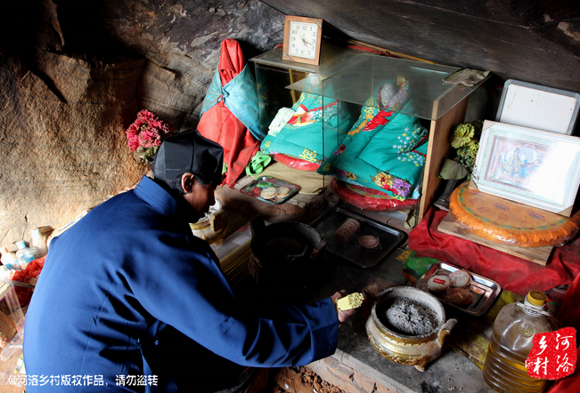 山上很少見到陌生人，所有的出家人也都有自己的生活。誦經(jīng)焚香，成了老崔的日常。