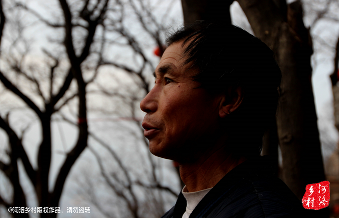 不過老崔對鄰居卻有著十分的不屑，平日里他們的生活，主要是自己種植的蔬菜和野菜，偶爾有山下香客的供奉。而鄰居卻經(jīng)常揀一些驢友丟棄的物品，飲料瓶，塑料紙，或者其它的物品。