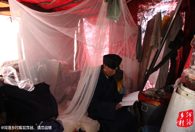 鄰居因為力氣大，弄壞了他幾根肋骨，他要求鄰居一萬塊錢賠償，經(jīng)有關(guān)部門協(xié)調(diào)，最終以八千塊錢了結(jié)。老崔理直氣壯的說：這不是對我的賠償，這是褻瀆女媧娘娘的懲罰。