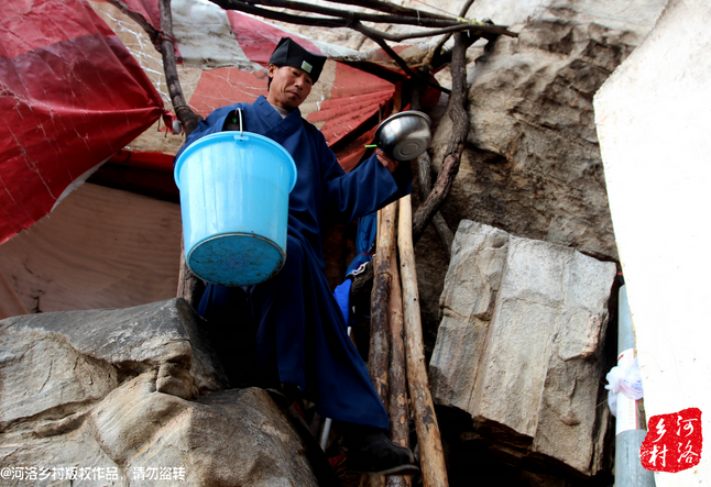 老崔居住的地方?jīng)]有通電，有了手機之后，就多了一項差事，隔天需要下山找地方給手機充電。一年多來，經(jīng)常上山下山，加上誦經(jīng)燒香，老崔的身體硬朗了很多，山路上行走，甚至比途經(jīng)的驢友更加迅速。