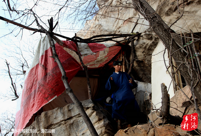 那個打斷老崔肋骨的道友搬走了，此刻半山腰只剩下老崔一個人，除了山下的香客，也只有偶爾登山的驢友路過。老崔一副面帶微笑的慈祥模樣，也贏得香客好感，有山下香客邀請他春節(jié)下山過年，老崔有些糾結(jié)，對于香客的邀請，是去還是不去呢？
