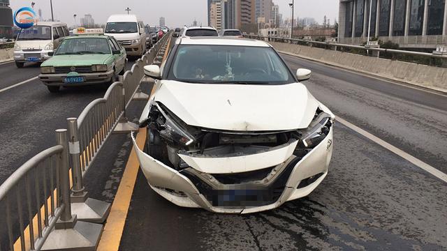 鄭州私家車撞毀十米護欄 司機抽著煙逆行下橋
