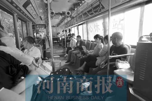 高考家長(zhǎng)坐公交“討彩頭” 網(wǎng)友提醒：“別坐985路” 為啥？