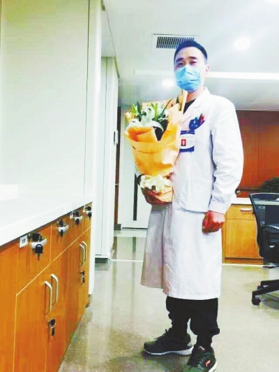 王運(yùn)明時(shí)常收到患者送來的花束，談起救人，他說都是身為醫(yī)生應(yīng)該做的。