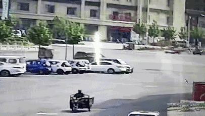 然而，這起看似簡單的交通事故，接下來發(fā)生的事兒，卻讓人感到驚奇。