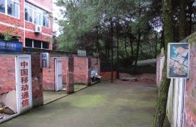 緊挨鐵山坪基地，有一條“迷你”街道，雖然簡陋，但尚未拆去的店鋪名稱顯出了曾經(jīng)的“繁華”。組圖/記者倪志剛