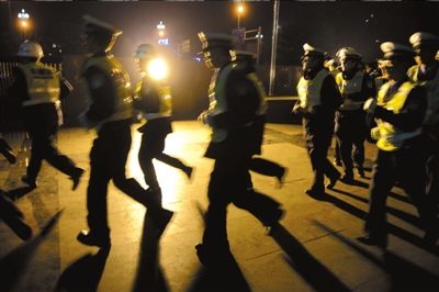 ▲涼山警方連夜出擊打拐。本報記者歐陽曉菲攝