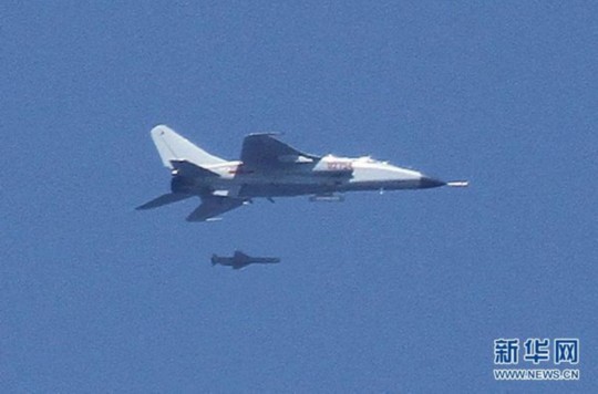 資料圖：中國飛豹戰(zhàn)機發(fā)射導彈，精確打擊海上目標。