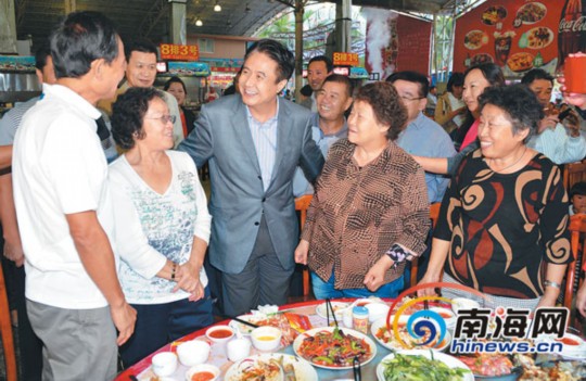 1月1日，省委書記、省人大常委會(huì)主任羅保銘在三亞調(diào)研。圖為在三亞春園海鮮大排檔，羅保銘來到用餐的游客中間，了解他們在三亞的旅游感受，并認(rèn)真聽取大家的意見和建議。本報(bào)記者 王凱 攝