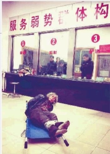 1月7日23點50分，長沙市救助管理站大廳，一名老年流浪者躺在擔架上，無助地看著記者。