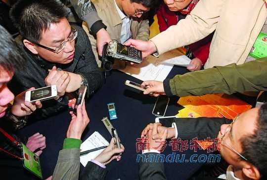 咨詢問(wèn)政會(huì)上，記者的錄音設(shè)備遍布臺(tái)面。南都記者 馮宙鋒 攝