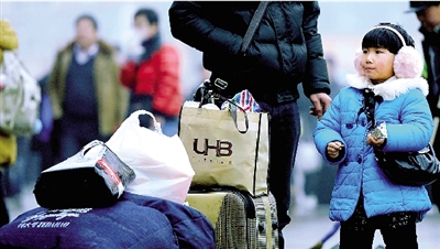 昨天上午，一名隨家長回老家的小女孩在等候進(jìn)站。