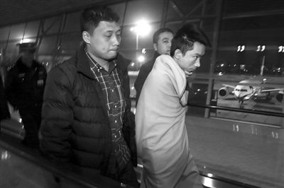 昨日，首都機(jī)場(chǎng)，跨國(guó)綁架勒索團(tuán)伙首犯中國(guó)籍男子奚某被押解回國(guó)。新京報(bào)記者 尹亞飛 攝