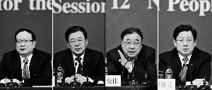 昨天，國(guó)務(wù)院深化醫(yī)藥衛(wèi)生體制改革領(lǐng)導(dǎo)小組辦公室負(fù)責(zé)人王保安、孫志剛、馬曉偉、胡曉義（從左至右）就“醫(yī)藥衛(wèi)生體制改革”有關(guān)問(wèn)題回答記者提問(wèn)。記者王鵬/攝