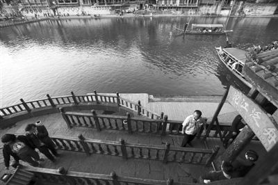 16日，湖南省長沙市，連日來，鳳凰景區(qū)游客稀少，商戶收入減少。