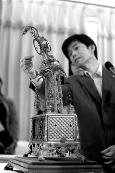 昨天，故宮文物修復(fù)專家向記者介紹“人打鐘”的損壞情況。圖/CFP