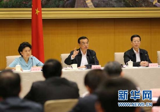 　5月13日，國(guó)務(wù)院召開(kāi)全國(guó)電視電話會(huì)議，動(dòng)員部署國(guó)務(wù)院機(jī)構(gòu)職能轉(zhuǎn)變工作。中共中央政治局常委、國(guó)務(wù)院總理李克強(qiáng)發(fā)表講話。 新華社記者劉衛(wèi)兵 攝