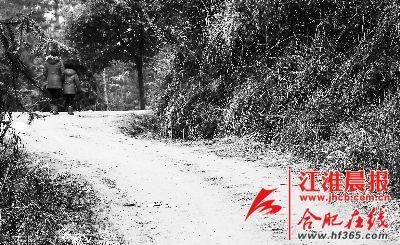 2月21日，媽媽帶著小雪離開(kāi)了村子。 晨報(bào)記者 高博 攝