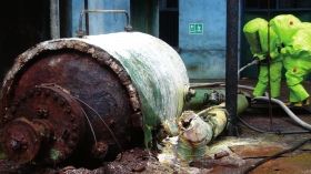 5月19日，中鹽湖南株洲化工集團(tuán)有限公司廠區(qū)，消防戰(zhàn)士穿著重型防化服對(duì)泄漏點(diǎn)及周圍進(jìn)行處置。圖/讀者高先生