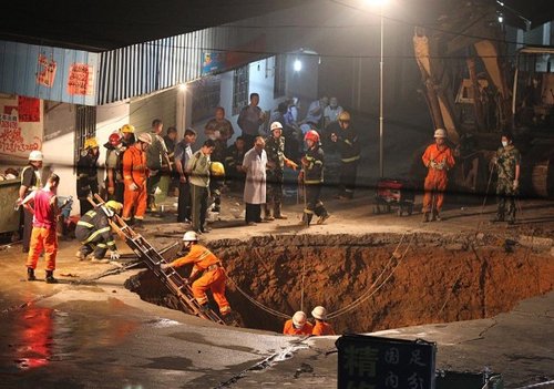 　圖為救援人員正在搜救。